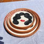 Assiettes Murales Artisanales – Visage Féminin Stylisé Noir & Rouge