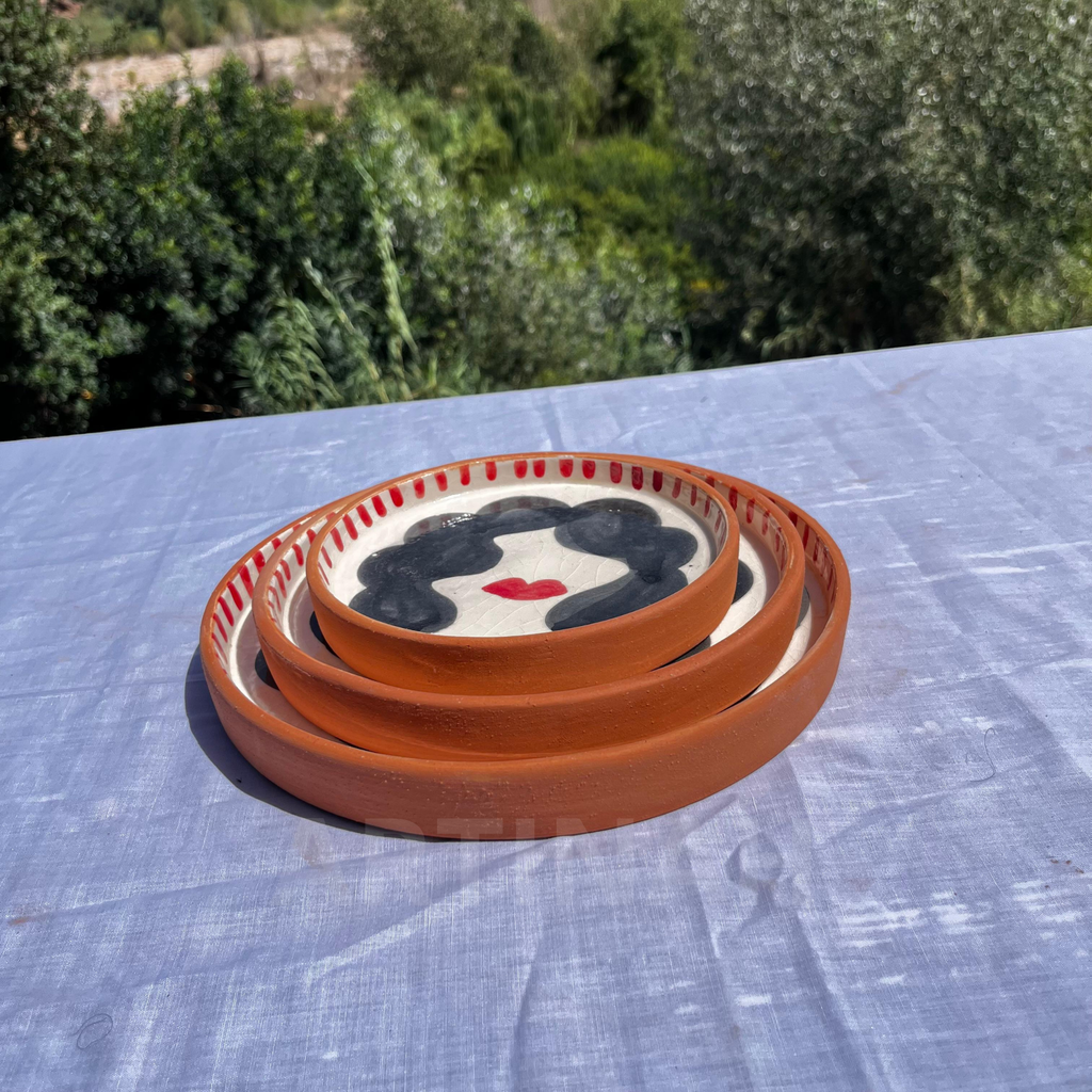 Assiettes Murales Artisanales – Visage Féminin Stylisé Noir & Rouge