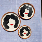 Assiettes Murales Artisanales – Visage Féminin Stylisé Noir & Rouge