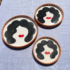 Assiettes Murales Artisanales – Visage Féminin Stylisé Noir & Rouge