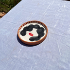 Assiettes Murales Artisanales – Visage Féminin Stylisé Noir & Rouge