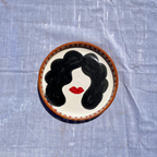 Assiettes Murales Artisanales – Visage Féminin Stylisé Noir & Rouge