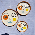 Assiettes Murales Artisanales – Visage Abstrait Multicolore