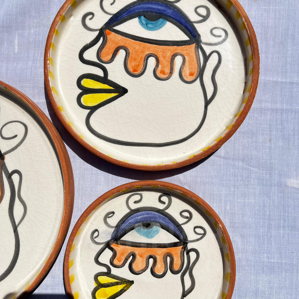 Assiettes Murales en Céramique Artisanale – Visage Abstrait Coloré