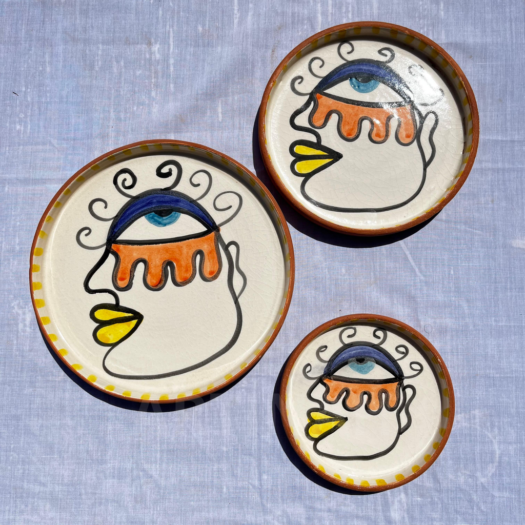 Assiettes Murales en Céramique Artisanale – Visage Abstrait Coloré