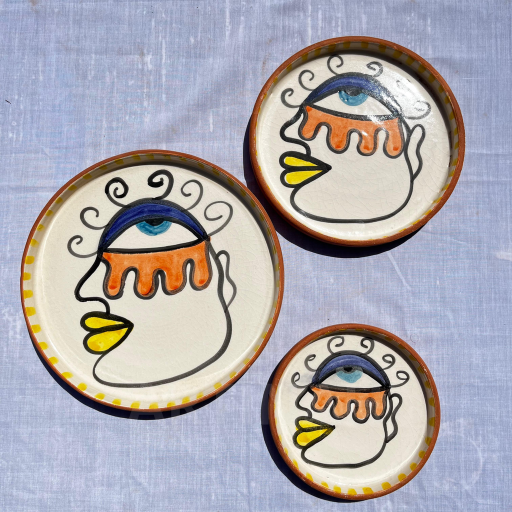 Assiettes Murales en Céramique Artisanale – Visage Abstrait Coloré