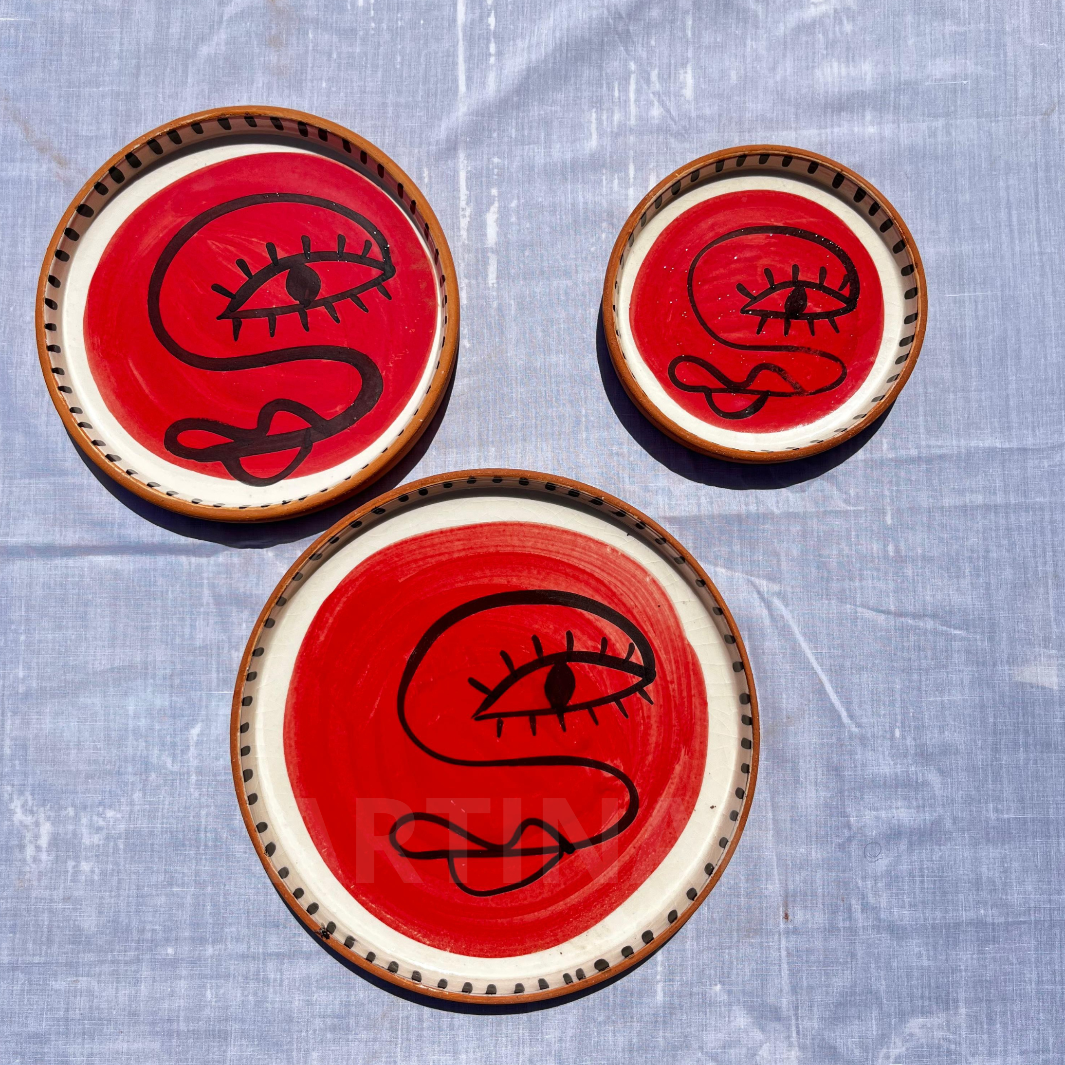 Assiettes Murales en Céramique Artisanale – Visage Abstrait Rouge