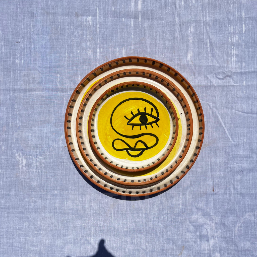 Assiettes Murales en Céramique Artisanale – Visage Abstrait Jaune