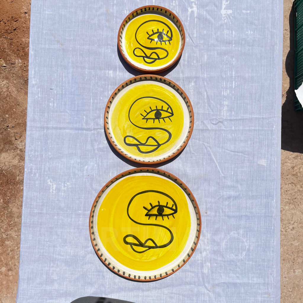 Assiettes Murales en Céramique Artisanale – Visage Abstrait Jaune