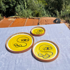 Assiettes Murales en Céramique Artisanale – Visage Abstrait Jaune