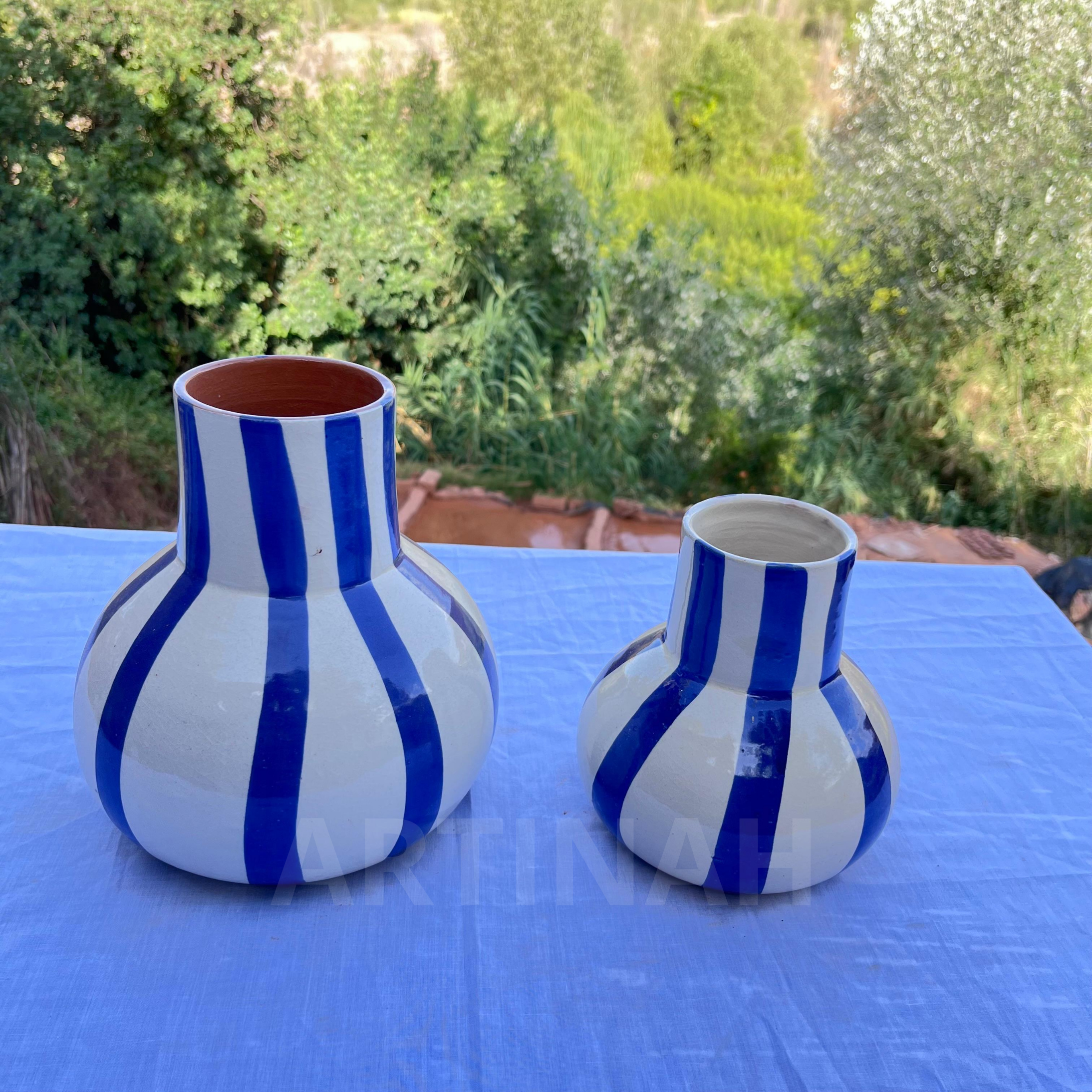 Vase en Céramique Artisanale – Rayures Bleues et Blanches