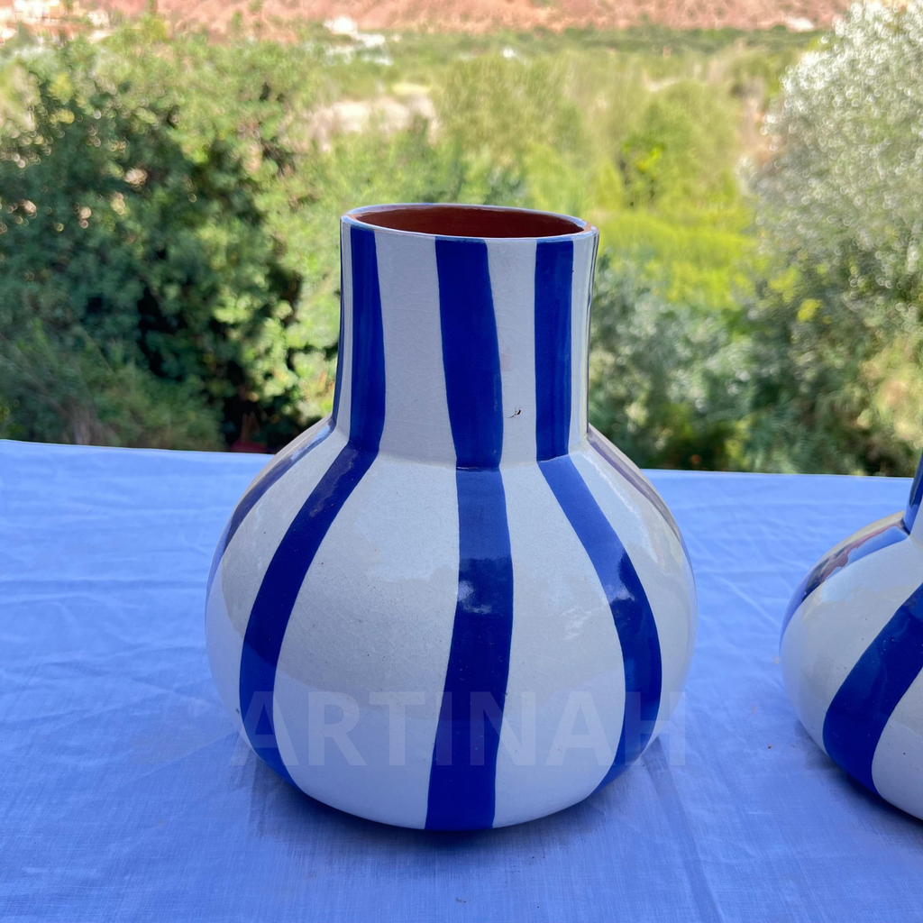 Vase en Céramique Artisanale – Rayures Bleues et Blanches