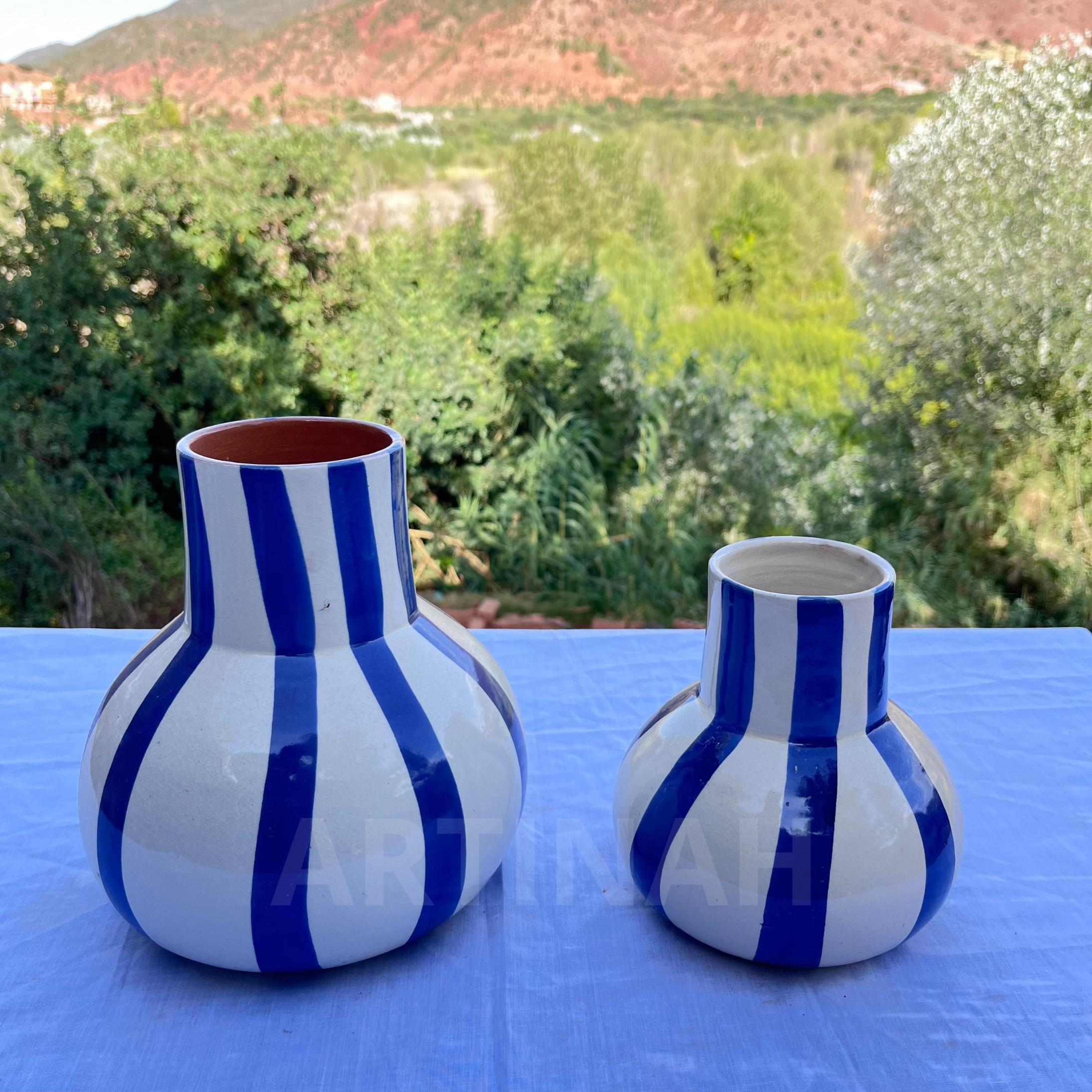 Vase en Céramique Artisanale – Rayures Bleues et Blanches