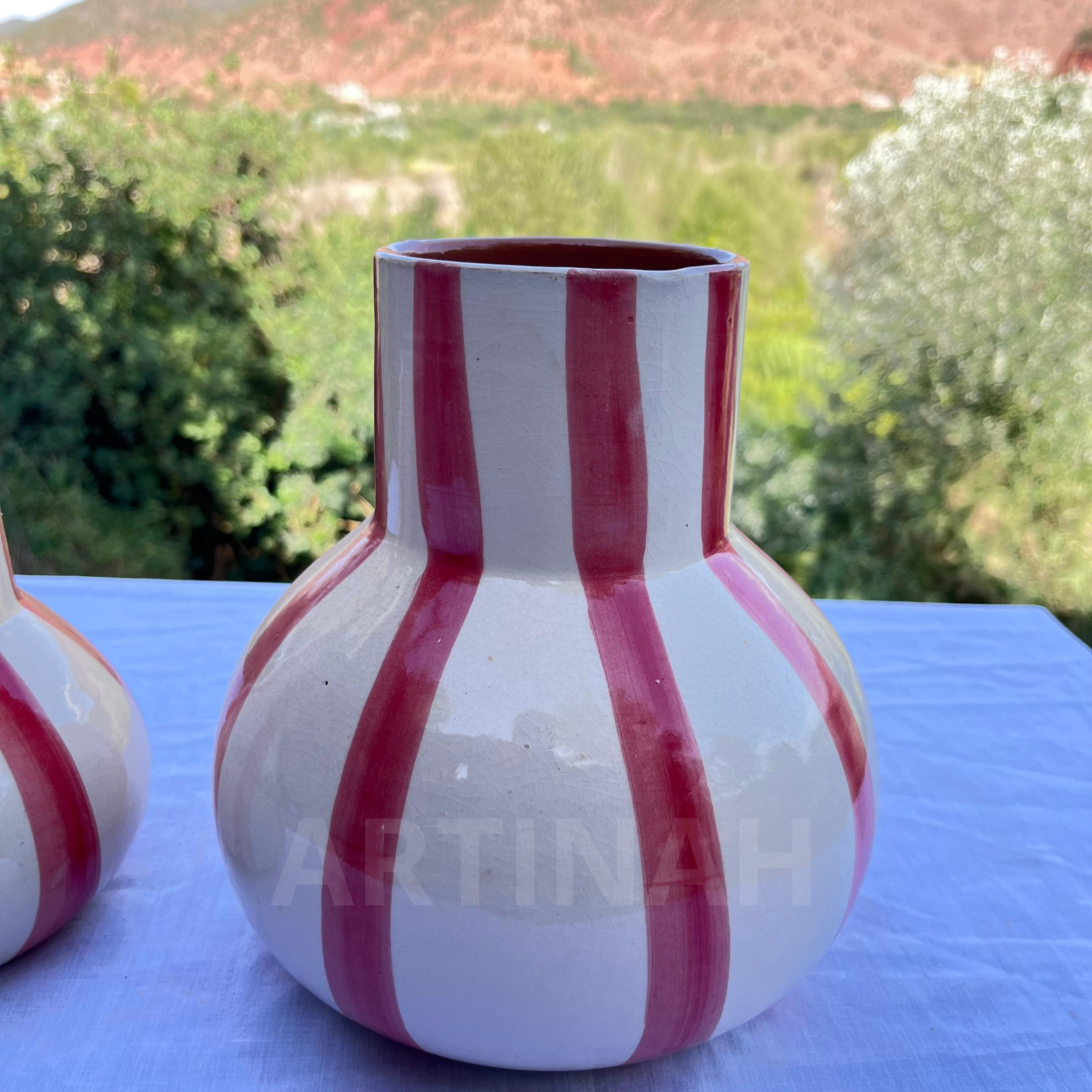 Vase en Céramique Artisanale – Rayures Rouges et Blanches