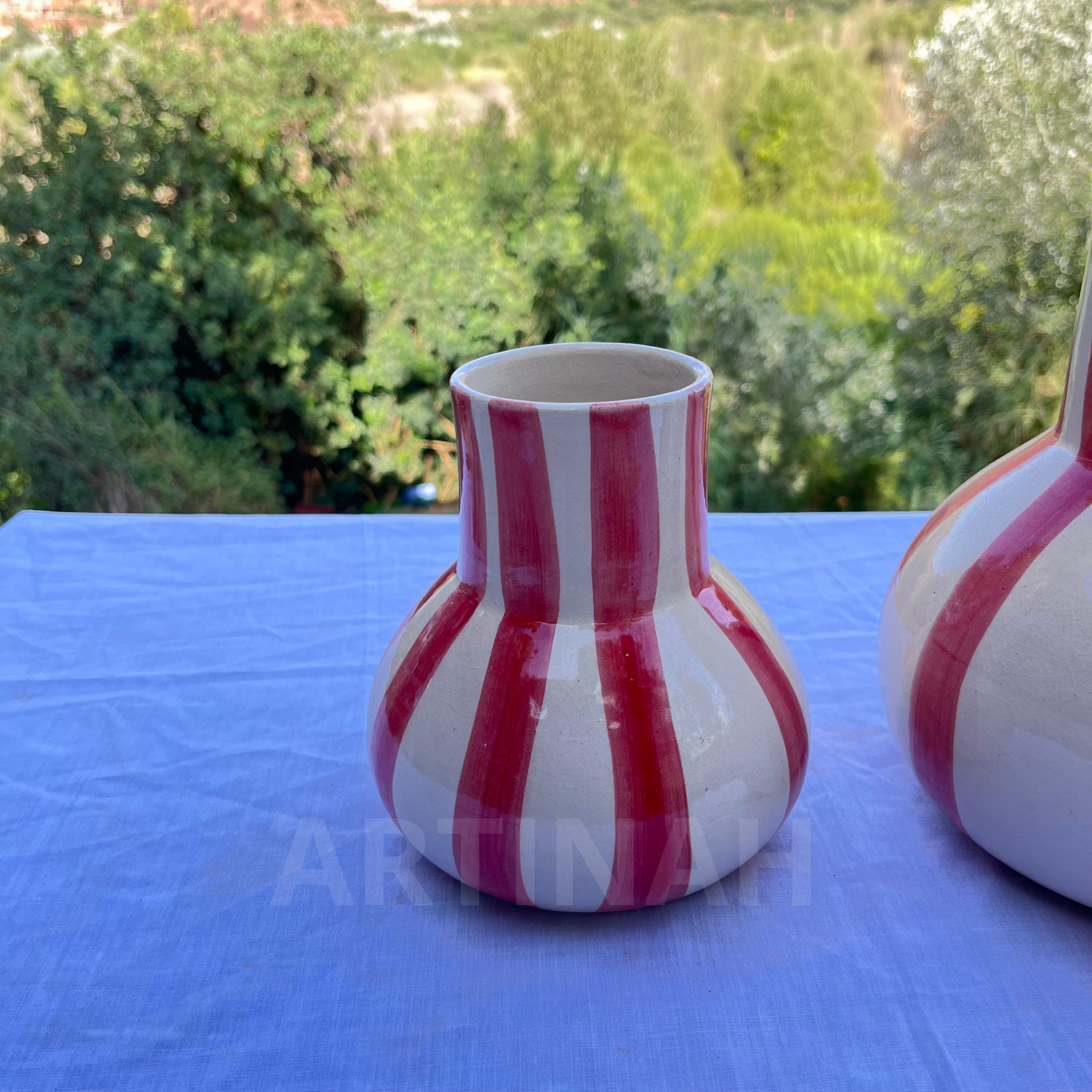 Vase en Céramique Artisanale – Rayures Rouges et Blanches
