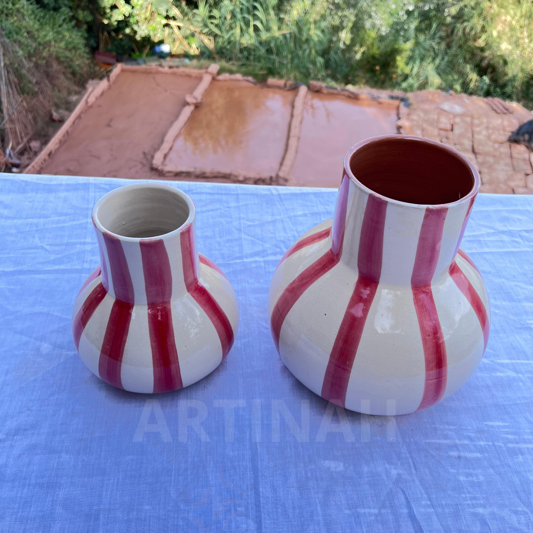 Vase en Céramique Artisanale – Rayures Rouges et Blanches