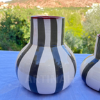 Vase en Céramique Artisanale – Rayures Noires et Blanches