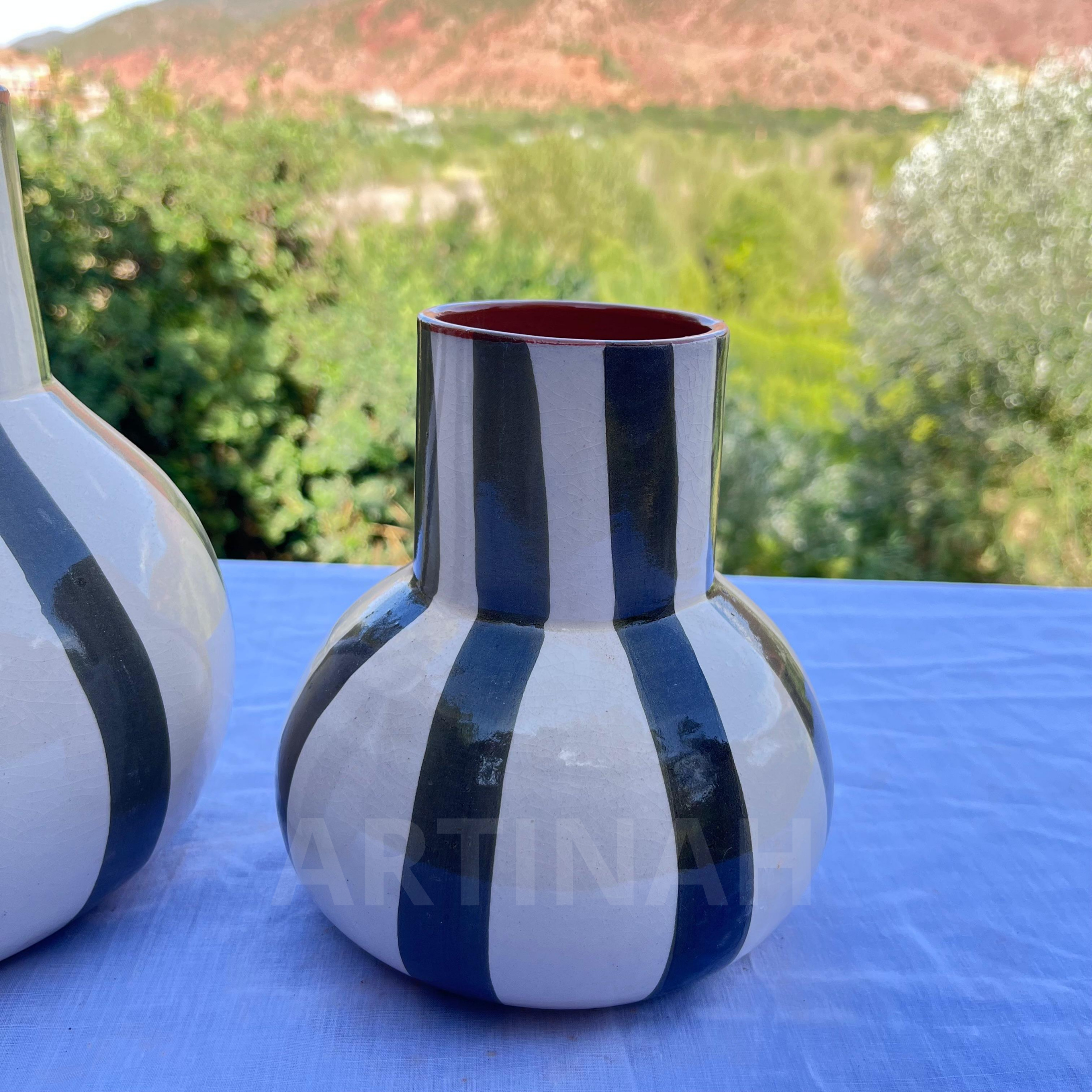 Vase en Céramique Artisanale – Rayures Noires et Blanches