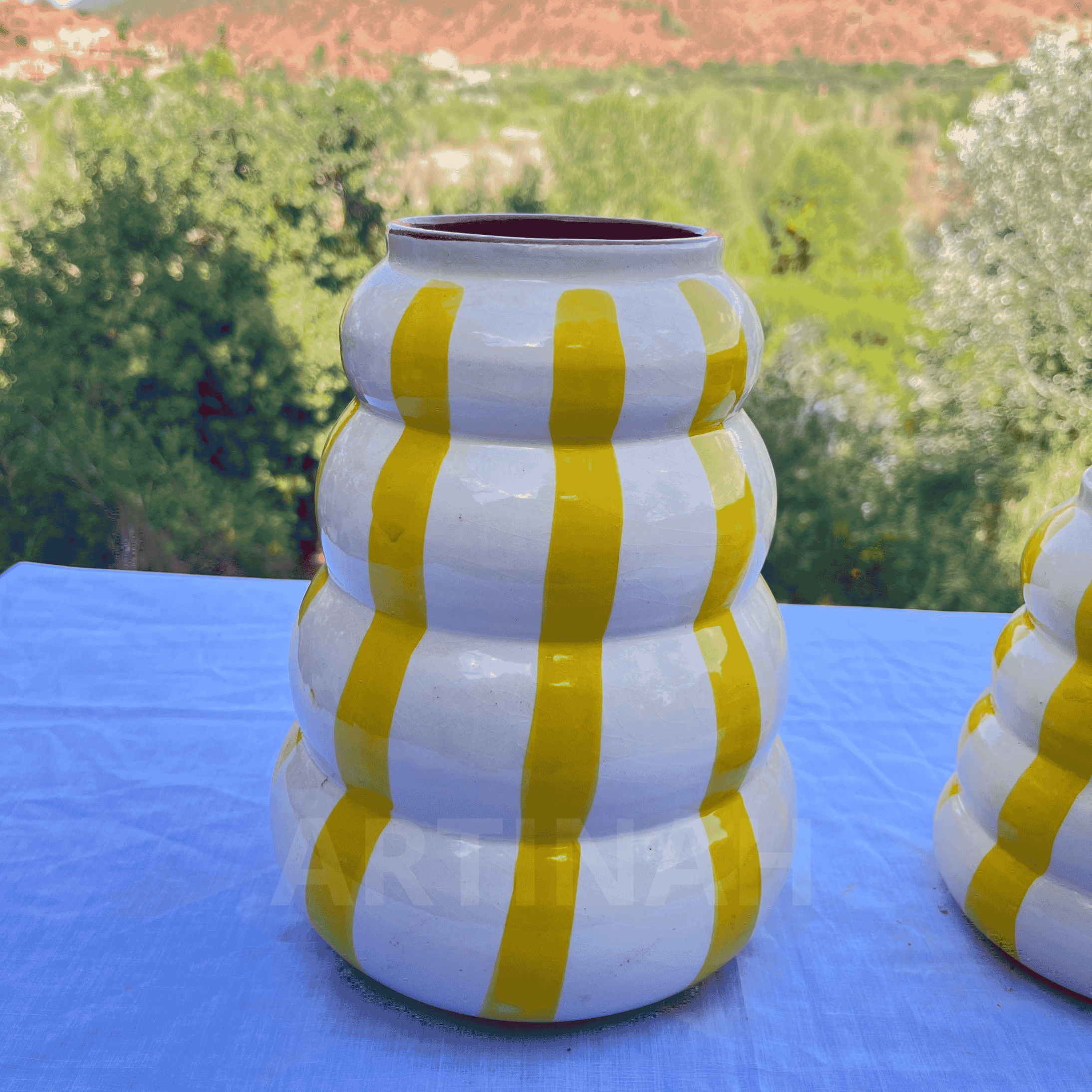 Vase en Céramique Artisanale – Rayé Jaune Ondulé