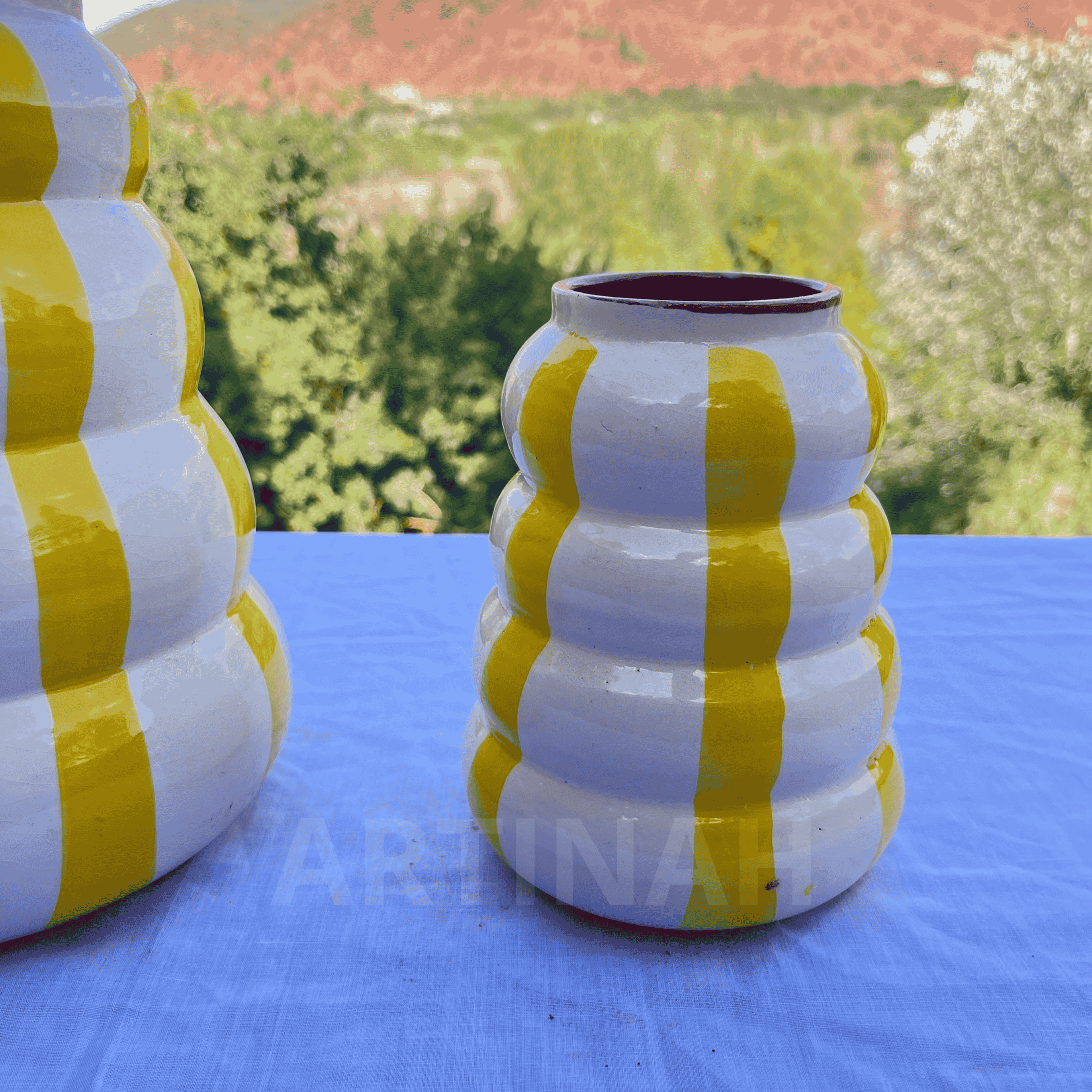 Vase en Céramique Artisanale – Rayé Jaune Ondulé