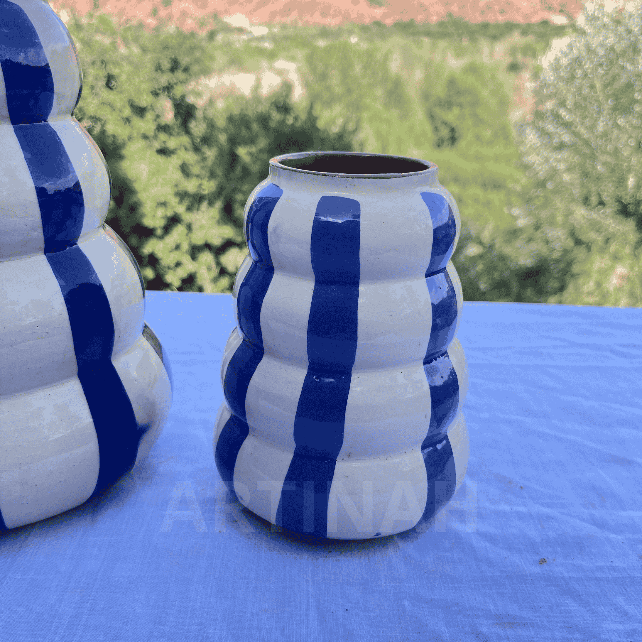 Vase en Céramique Artisanale – Rayé Bleu Ondulé