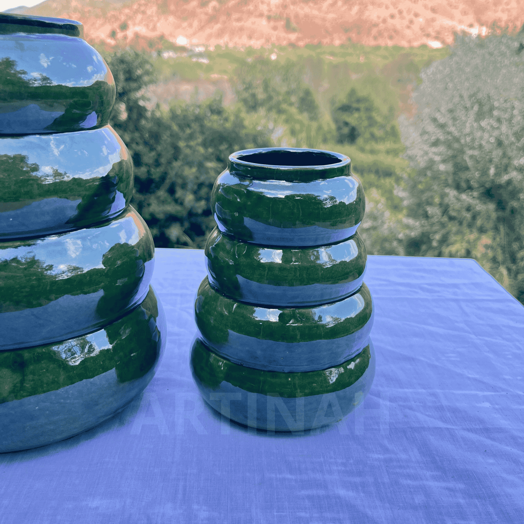 Vase en Céramique Artisanale – Vert Émeraude Ondulé